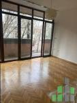Se izdava prazen kancelariski prostor vo Skopje, Debar Maalo so povrshina od 100 m2.
 Ekstra: Klima, Greenje na struja, Renoviran, Kujnski elementi, Kujnski aparati, Garaza.
 Cena: 650 EUR