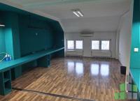 Se izdava prazen kancelariski prostor vo Skopje, Centar so povrshina od 400 m2.
 Ekstra: Klima, Sopstveno parno, Parking.
 Cena: 3000 EUR