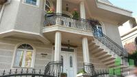 Se izdava namesten stan vo Skopje, Kozle so povrshina od 220 m2.
 Ekstra: Klima, Sopstveno parno.
 Cena: 1300 EUR