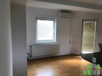Se izdava prazen kancelariski prostor vo Skopje, Centar so povrshina od 111 m2.
 Ekstra: Lift, Nova Zgrada, Parking, Greenje na struja.
 Cena: 1150 EUR