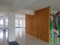 Se izdava prazen kancelariski prostor vo Skopje, Centar so povrshina od 150 m2.
 Ekstra: Lift, Nova Zgrada, Parking, Klima.
 Cena: 2000 EUR