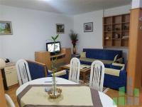 Se izdava namesten stan vo Skopje, Centar so povrshina od 70 m2.
 Ekstra: Klima, Centralno Parno, Lift, Nova Zgrada.
 Cena: 380 EUR
