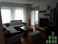 Se izdava namesten stan vo Skopje, Novo Lisiche so povrshina od 54 m2.
 Ekstra: Klima, Centralno Parno, Lift, Garaza.
 Cena: 300 EUR