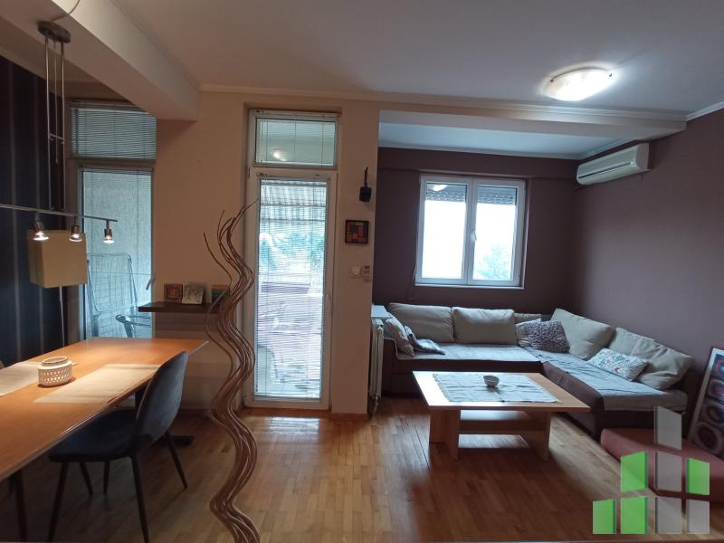 Се продава Стан во Центар - Универзална Сала - J4518