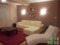 Se izdava namesten stan vo Skopje, Centar so povrshina od 160 m2.
 Ekstra: Klima, Centralno Parno, Lift, Nova Zgrada.
 Cena: 900 EUR