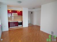 Se izdava prazen kancelariski prostor vo Skopje, Debar Maalo so povrshina od 60 m2.
 Ekstra: Klima, Centralno Parno, Lift.
 Cena: 330 EUR