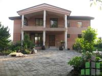 Se prodava  kukja vo Skopje, Bardovci so povrshina od 400 m2.
 Ekstra: Klima, Sopstveno parno, Nova Zgrada, Parking, Garaza, Dvor, Alarm, Kamera.
 Cena: 420000 EUR