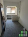 Se izdava prazen kancelariski prostor vo Skopje, Kapishtec so povrshina od 90 m2.
 Ekstra: Klima, Centralno Parno, Lift.
 Cena: 450 EUR