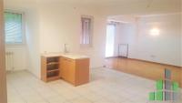 Se izdava prazen kancelariski prostor vo Skopje, Centar - Univerzalna Sala so povrshina od 102 m2.
 Ekstra: Klima, Centralno Parno, Lift, Nova Zgrada.
 Cena: 450 EUR