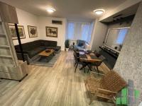 Se izdava namesten stan vo Skopje, Centar so povrshina od 71 m2.
 Ekstra: Klima, Centralno Parno, Lift.
 Cena: 600 EUR