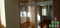 Se izdava prazen kancelariski prostor vo Skopje, Centar so povrshina od 84 m2.
 Ekstra: Klima, Greenje na struja, Lift.
 Cena: 330 EUR