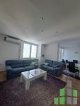 Se izdava namesten stan vo Skopje, Centar so povrshina od 85 m2.
 Ekstra: Klima, Centralno Parno, Lift.
 Cena: 530 EUR