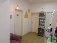 Se izdava prazen kancelariski prostor vo Skopje, Centar so povrshina od 130 m2.
 Ekstra: Klima, Centralno Parno, Internet, Renoviran, Parking, Dvor, Magacin.
 Cena: 600 EUR