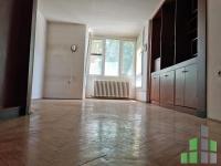 Se izdava prazen kancelariski prostor vo Skopje, Centar so povrshina od 75 m2.
 Ekstra: Centralno Parno, Kujnski elementi.
 Cena: 250 EUR