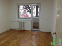 Se izdava prazen kancelariski prostor vo Skopje, Centar so povrshina od 65 m2.
 Ekstra: Centralno Parno, Internet, Lift, Renoviran, Parking.
 Cena: 400 EUR