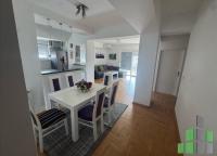 Se izdava namesten stan vo Skopje, Novo Lisiche so povrshina od 80 m2.
 Ekstra: Centralno Parno, Lift.
 Cena: 470 EUR