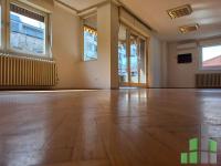 Se izdava prazen kancelariski prostor vo Skopje, Debar Maalo so povrshina od 95 m2.
 Ekstra: Kujnski elementi, Kujnski aparati, Klima, Greenje na struja.
 Cena: 500 EUR