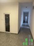 Se izdava prazen kancelariski prostor vo Skopje, Centar so povrshina od 290 m2.
 Ekstra: Klima, Greenje na struja, Parking.
 Cena: 2900 EUR