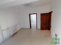 Se izdava prazen kancelariski prostor vo Skopje, Debar Maalo so povrshina od 60 m2.
 Ekstra: Centralno Parno, Parking.
 Cena: 450 EUR