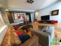 Se izdava namesten stan vo Skopje, Centar - Univerzalna Sala so povrshina od 73 m2.
 Ekstra: Klima, Centralno Parno, Lift, Nova Zgrada, Parking.
 Cena: 500 EUR