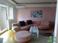 Se izdava namesten stan vo Skopje, Aerodrom so povrshina od 93 m2.
 Ekstra: Centralno Parno, Greenje na struja, Renoviran, Klima.
 Cena: 400 EUR