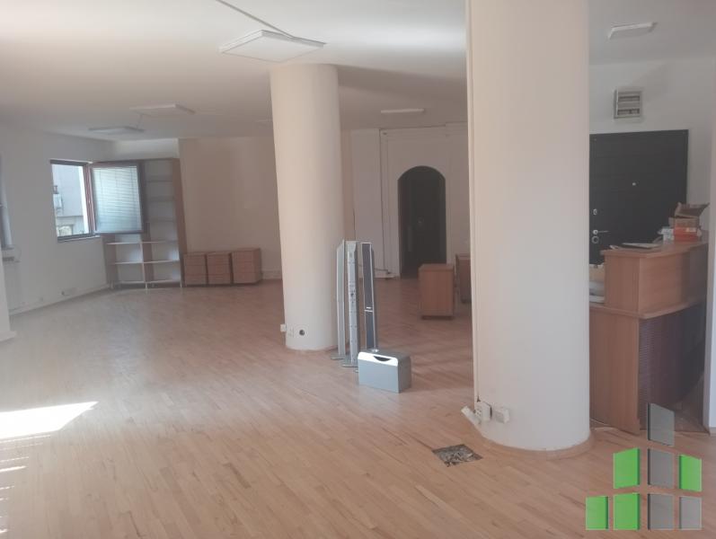 Се издава Канцеларија во Центар - E2616