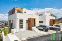 <p>EKSKLUZIVNO: LUKSUZNA REZIDENCIJA NA VODNO SO BAZEN</p><p>Se izdava impresivna kukja so povrshina od 380 m², smestena na edna od najatraktivnite i najbezbednite lokacii vo Skopje – ul. Slavejko Arsov, vo neposredna blizina na Italijanskata rezidencija. Kukjata nudi maksimalna privatnost, komfor i stil.</p><p>Osnovni informacii:</p><ul><li>Povrshina: 380 m² na 4 nivoa (prizemje + 3 kata)</li><li>Spalni sobi: 4 prostrani spalni sobi</li><li>Vkupno sobi: 8 (idealno za golemo semejstvo ili rezidencijalen prestoj)</li><li>Banji: 4 moderni kupatila</li><li>Dvor: Ureden privaten dvor so sopstven bazen</li></ul><p>Zoshto ovoj imot e poseben?</p><ul><li>Prestizna lokacija: Mirna i elitna okolina na Vodno, opkruzena so diplomatski pretstavnishtva.</li><li>Celosna opremenost: Kukjata e kompletno namestena i spremna za vseluvanje.</li><li>Sigurnost na najvisoko nivo: Opremena so alarmen sistem i video nadzor.</li><li>Komfor: Sopstveno parno greenje, klimatizacija i obezbeden parking prostor.</li></ul>