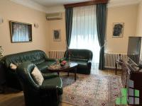 Se izdava namesten stan vo Skopje, Debar Maalo so povrshina od 100 m2.
 Ekstra: Klima, Centralno Parno, Parking.
 Cena: 800 EUR