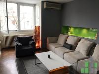 Se izdava namesten stan vo Skopje, Centar so povrshina od 70 m2.
 Ekstra: Klima, Centralno Parno, Lift, Renoviran.
 Cena: 500 EUR