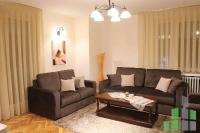 Se izdava namesten stan vo Skopje, Centar so povrshina od 75 m2.
 Ekstra: Klima, Centralno Parno, Lift.
 Cena: 600 EUR