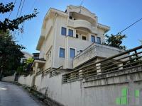 Se prodava  kukja vo Skopje, Crniche so povrshina od 318 m2.
 Ekstra: Klima, Sopstveno parno.
 Cena: 500000 EUR