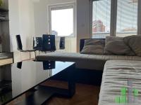 Se izdava namesten stan vo Skopje, Kapishtec so povrshina od 47 m2.
 Ekstra: Klima, Sopstveno parno, Lift, Nova Zgrada, Parking.
 Cena: 420 EUR