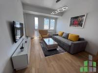 Se izdava namesten stan vo Skopje, Novo Lisiche so povrshina od 40 m2.
 Ekstra: Klima, Sopstveno parno, Lift, Nova Zgrada, Parking.
 Cena: 370 EUR