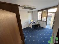 Se izdava prazen kancelariski prostor vo Skopje, Debar Maalo so povrshina od 75 m2.
 Ekstra: Klima, Greenje na struja, Lift.
 Cena: 450 EUR