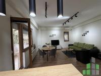 Se izdava namesten stan vo Skopje, Centar - Univerzalna Sala so povrshina od 47 m2.
 Ekstra: Klima, Centralno Parno, Nova Zgrada, Parking.
 Cena: 450 EUR