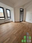 Se izdava prazen stan vo Skopje, Centar so povrshina od 45 m2.
 Ekstra: Klima, Centralno Parno, Lift, Nova Zgrada.
 Cena: 450 EUR
