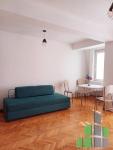 Se izdava namesten stan vo Skopje, Centar so povrshina od 50 m2.
 Ekstra: Klima, Centralno Parno, Lift.
 Cena: 350 EUR