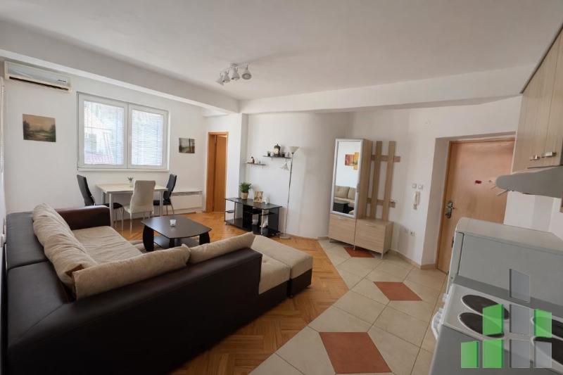 Се продава Стан во Центар - Универзална Сала - J4531