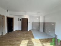 Se izdava prazen kancelariski prostor vo Skopje, Debar Maalo so povrshina od 44 m2.
 Ekstra: Klima, Centralno Parno, Lift, Nova Zgrada.
 Cena: 400 EUR