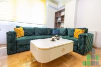 Se izdava namesten stan vo Skopje, Centar so povrshina od 55 m2.
 Ekstra: Klima, Sopstveno parno, Lift, Nova Zgrada, Parking.
 Cena: 500 EUR