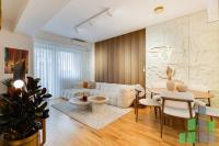 <p>&nbsp;MODEREN I PROSTRAN STAN VO EAST GATE LIVING – VASHIOT NOV DOM!</p><p>Se izdava ekskluziven, kompletno namesten stan vo edna od najbaranite novi naselbi vo Skopje – Avtokomanda (East Gate Living). Idealen za semejstvo ili profesionalci koi baraat komfor i moderen nachin na ziveenje.</p><p>Kluchni karakteristiki:</p><ul><li>Povrshina: 72 m²</li><li>Raspored: Prostrana dnevna soba, 2 udobni spalni sobi</li><li>Banji: 2 moderni kupatila</li><li>Terasi: 2 terasi so otvoren pogled</li><li>Kat: 8-mi (so lift) vo nova, visokokvalitetna zgrada</li></ul><p>Zoshto da go izberete ovoj stan?</p><ul><li> Premium lokacija: Vednash do East Gate Mall – shoping, restorani i zabava na samo nekolku chekori.</li><li> Celosno opremen: Moderen mebel i site potrebni beli aparati.</li><li> Energetska efikasnost: Centralno parno i klimatizacija za idealna temperatura vo sekoe vreme.</li><li> Parking: Obezbedeno parking mesto vklucheno vo ponudata.</li></ul>