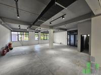 <p>Deloven prostor so vkupna povrshina od 666 m², sostaven od:</p><p>•	304 m² deloven prostor na prizemje</p><p>•	362 m² podrumski prostor so moznost za povekjenamenska upotreba</p><p>Raspored na prizemjeto:</p><p>•	4 odvoeni kancelarii</p><p>•	1 golem otvoren prostor</p><p>•	Moderen i funkcionalen raspored</p><p>•	Profesionalno i prijatno rabotno opkruzuvanje</p><p>Podrum:</p><ul><li>Fleksibilen prostor – idealen za magacin, studio, rabotilnica ili dopolnitelni kancelarii</li></ul><p>Objektot raspolaga so:</p><p>•	Sopstven parking za 4 vozila</p><p>•	Sistem za video nadzor (kameri) i alarmen sistem</p><p>•	Sistem za greenje i ladenje (klimatizacija)</p><p>•	Kompletno novi sanitarii</p><p>•	Hortikulturno ureden dvor</p><p>•	Celosno renoviran objekt – spremen za vseluvanje vednash</p><p><br></p>