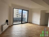 Se izdava prazen kancelariski prostor vo Skopje, Centar so povrshina od 79 m2.
 Ekstra: Klima, Centralno Parno, Lift, Nova Zgrada, Parking.
 Cena: 900 EUR