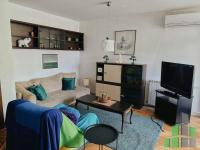 Se izdava namesten stan vo Skopje, Centar so povrshina od 79 m2.
 Ekstra: Klima, Centralno Parno, Lift.
 Cena: 450 EUR