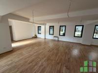Se izdava prazen kancelariski prostor vo Skopje, Centar so povrshina od 135 m2.
 Ekstra: Klima, Sopstveno parno, Nova Zgrada, Parking.
 Cena: 1600 EUR