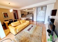 Se izdava namesten stan vo Skopje, Centar so povrshina od 95 m2.
 Ekstra: Klima, Centralno Parno, Lift, Renoviran.
 Cena: 700 EUR