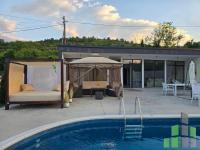 Se prodava namestena kukja vo Skopje, Kuchkovo so povrshina od 99 m2.
 Ekstra: Nova Zgrada, Parking, Garaza, Dvor, Bazen.
 Cena: 310000 EUR