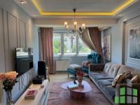 Se izdava namesten stan vo Skopje, Centar so povrshina od 50 m2.
 Ekstra: Centralno Parno, Lift, Parking, Garaza.
 Cena: 600 EUR