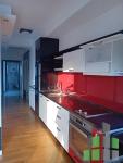Se izdava namesten stan vo Skopje, Centar so povrshina od 50 m2.
 Ekstra: Klima, Greenje na struja, Lift.
 Cena: 550 EUR