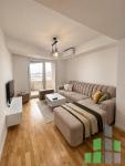 Se izdava namesten stan vo Skopje, Centar so povrshina od 50 m2.
 Ekstra: Klima, Greenje na struja, Lift, Parking.
 Cena: 450 EUR